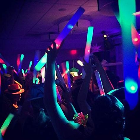 Led Foam Sticks, Foam Glow Sticks, Bolo Neon, Glow Stick Wedding, Glow Stick Party, Glow In Dark Party, Glow Birthday Party, Glow Birthday, Blacklight Party