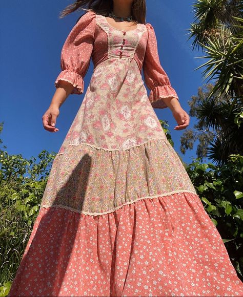 THRIFTY PAPAYA ⛰🔮’s Instagram post: “SOLD Vintage 1970s Jody T pink tiered prairie dress 💕 the most adorable floral print cotton fabrics!! these colors are so good.. ignore the…” Prairie Dress Pattern, Peasant Style Dress, Prairie Dresses, 1970s Dresses, Peasant Style, Prairie Dress, Fantasy Dress, J Fashion, Inspired Dress