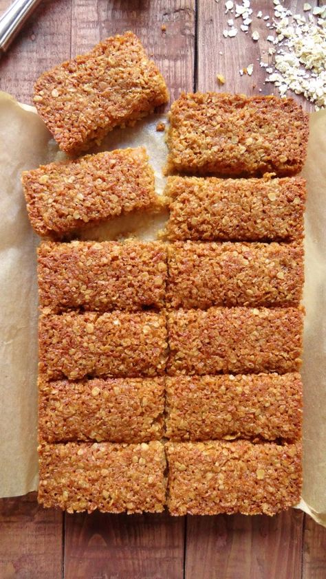 Bread Recipes Cinnamon, Baked Slices, Flap Jacks, Oat Bar Recipes, Cinnamon Desserts, Cranberry Dessert, Flapjack Recipe, Breakfast Bread Recipes, Tray Bake Recipes