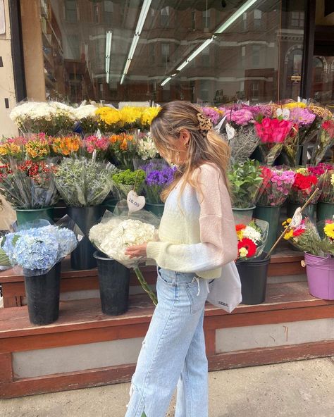 Supermarket Photoshoot, Girl Outfits Aesthetic, Garden Photoshoot, Picnic Inspo, Inspo Poses, Season Aesthetic, Flower Photoshoot, Flower Shops, Aesthetic Flower