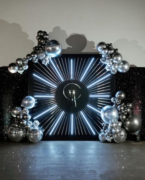 Star Wars Event Decor, Black And Silver Party Aesthetic, Disco Space Party, Futuristic Photobooth, Futuristic Birthday Party, Futuristic Party Decor, Future Party Theme, Futuristic Gala, Futuristic Theme Party