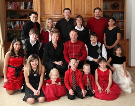 Xmas Family Photo Ideas, Large Group Photography, Large Family Photo Shoot Ideas, Large Group Photos, Large Family Portraits, Family Photo Outfits Winter, Big Family Photos, Christmas Poses, Extended Family Photos