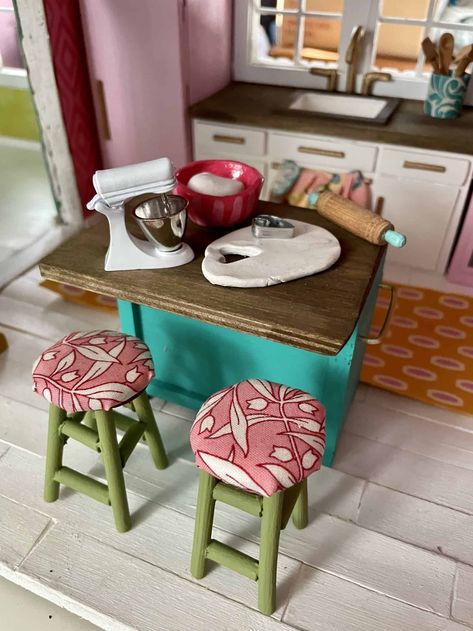 Dollhouse Kitchen Diy, Funky Dollhouse, Miniature Kitchen Diy, Kitchen Stools Diy, Diy Dollhouse Kitchen, Dollhouse Makeover, Dollhouse Design, Diy Stool, Calico Critter