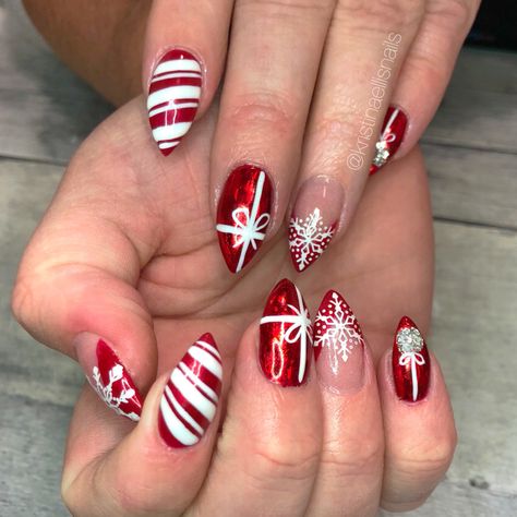 Red Green And Silver Christmas Nails, Christmas Nail Designs Holiday Red, Detailed Christmas Nails, Christmas Nails Glitter Red, Christmas Marble Nails, Chrismiss Nails, Christmas Naildesign, Holiday Christmas Nails, Nails Art Christmas