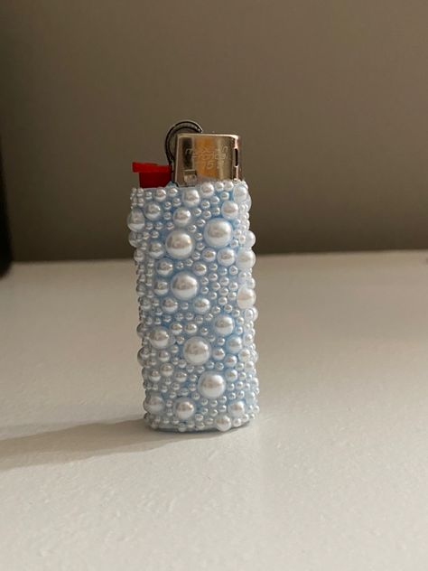 Homemade Christmas Gifts Aesthetic, Decorating Lighters Diy, Diy Lighter Decor, Cool Dab Rigs, Bedazzled Battery Pen, Beddazling Things, Cart Battery Pen Bedazzled, Lighter Crafts Diy, Bejeweled Lighter