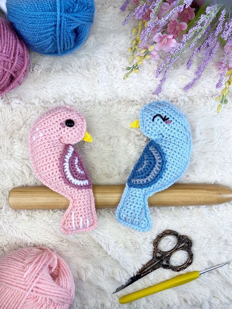 Free Crochet Bird Patterns, Easter Bookmarks, Crochet Bird Patterns, Crochet Bird, Knitted Projects, Crochet Ornament Patterns, Crochet Fish, Pocket Pal, Crochet Birds