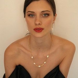 Unique Wedding Makeup, Lana Necklace, Silk Bag, Gold Bond, Pretty Eyes, Single Earring, Pure Gold, Pearl Size, Gold Filled Chain