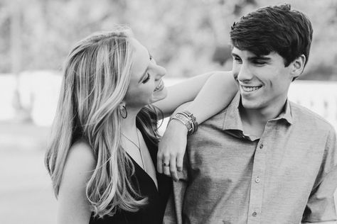 Teenage Family Photos, Older Sibling Photography, Older Sibling Poses, Adult Sibling Photography, Sisters Photography Poses, Brother Sister Poses, Brother Sister Pictures, Brother Sister Photography, Sibling Portraits