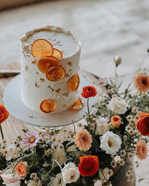 Dried Orange Wedding Cake, Citrus Wedding Cake, Cake With Oranges, Clementine Party, Orange Cake Decoration, Cake With Real Flowers, Cake Bday, Orange Wedding Cake, Wedding Cheesecake