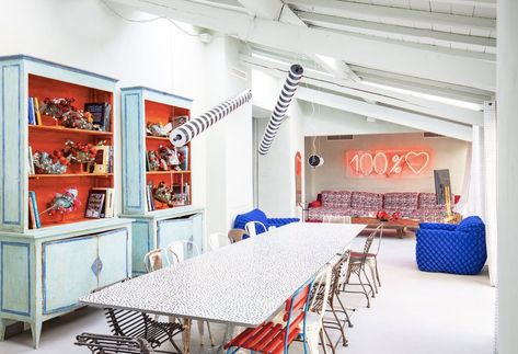 Interni Magazine - A townhouse, part and at the same time independent from the 25hours Hotel Piazza San Paolino in Florence. Interpreted by the histrionic Paola Navone - Otto Studio, the large and bright loft with swimming pool allows you to experience a private conviviality. Like at home Paola Navone Interior, Large Open Kitchens, Paola Navone, Large Tables, Urban Loft, Small Table Lamp, Hotel Interiors, Concrete Tiles, Long Table