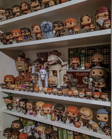 Harry Potter Corner In Room, Harry Potter Funko Pop Collection, Collectors Room Ideas, Funko Display Ideas, Harry Potter Corner, Harry Potter Display, Harry Potter Bedroom Decor, Funko Pop Display, Harry Potter Room Decor