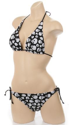 Pretty swim-wear Goth Swimsuit, Morton's Neuroma, Summer Goth, Carmen Sandiego, Skull Clothing, Cute Bathing Suits, Skull Fashion, Cute Swimsuits, Cute Bikinis