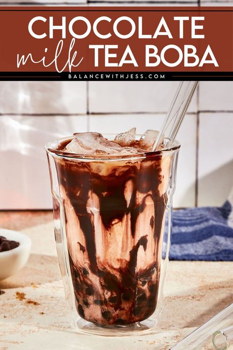 Looking for an easy diy boba tea recipe? Try this chocolate milk tea boba! With chewy tapioca pearls, classic black tea and homemade chocolate milk, this refreshing drink is perfect for summer, kids and a party. Diy Boba Tea, Homemade Chocolate Milk, Chocolate Milk Tea, Homemade Bubble Tea, Milk Tea With Boba, Diy Boba, Milk Tea Boba, Boba Tea Recipe, Asian Dinner Recipes