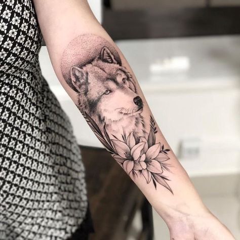 Wolf Tattoos For Women, Animal Tattoos For Women, Wolf Tattoo Sleeve, Ankle Tattoos For Women, Circle Tattoos, Tattoos For Women Half Sleeve, Wolf Tattoo Design, Tattoo Feminina, Wolf Tattoos