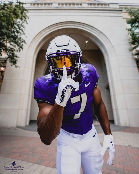 Football College Aesthetic, High School Quarterback Aesthetic, Tcu College Aesthetic, Tcu Football Wallpaper, Football Anime, Cold Pics, Tcu Football, Football Swag, Football Senior Pictures