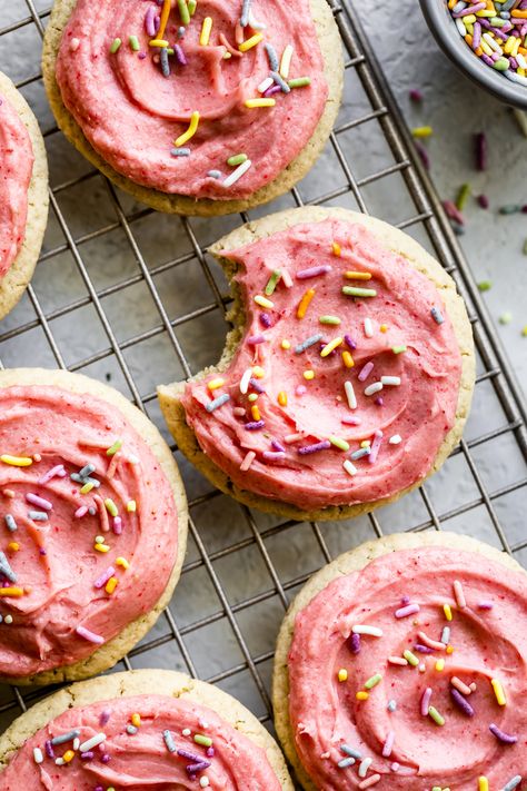 Super soft Lofthouse style gluten-free sugar cookies topped with naturally pink buttercream and lots of sprinkles! These festive cookies are so easy and require no chill time. #cookies #soft #recipe #sugarcookies #glutenfree #glutenfreecookies #lofthouse #lofthousestyle #frosted #buttercream #strawberry #sprinkles #bakery Sugar Cookie Buttercream Frosting, Gluten Free Sugar Cookies Recipe, Lofthouse Sugar Cookies, Gluten Free Sugar Cookies, Macaron Filling, Festive Cookies, Sugar Cookie Icing, Sugar Cookies Recipe, Gluten Free Cookies