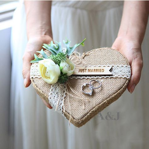 Propose Decoration, Wedding Ring Box Ideas, Ring Box Ideas, Ring Bearer Pillow Alternative, Decoration Engagement, Wedding Ring Cushion, Alternative Wedding Rings, Marriage Decoration, Wedding Gifts Packaging