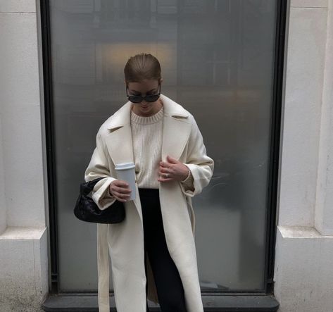 Mini Jodie Outfit, Bottega Mini Jodie, Mini Jodie Bag, Daily Fits, Outfit Minimalist, Mini Jodie, Minimalist Inspiration, Street Style Bags, Clothes Winter