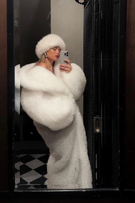 инсайты / отзывы на книги / духовность / практики 🌀 Street Style Women Fall, Fur Coat Outfit, White Fur Coat, Mob Wife, Fur Coats Women, White Fur, Coat Outfits, Outfits With Hats, Fur Fashion