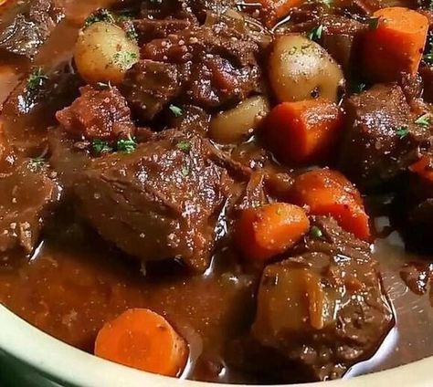 Ultimate Beef Stew, Best Stew Recipe, Hamburger Steak Recipes, Chicken Vegetable Stew, Beef Stew Ingredients, Macaroni Soup, Lime Pie Recipe, Chipped Beef, Dump Meals