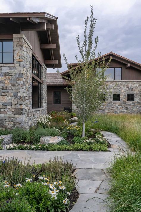 Mountain Front Yard Landscaping, Mountain Style Landscaping, Mountain Modern Landscaping, Mountain House Landscaping, Mountain Home Landscaping, Stone Mountain House, Modern Mountain House Exterior, Mountain Landscaping, Courtyard Landscape