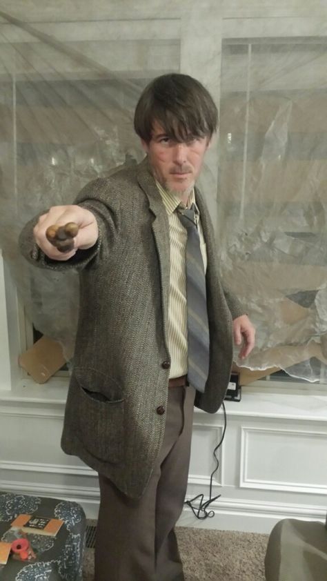 Remus Lupin cosplay Remus Lupin Halloween Costume, Remus Lupin Costume, Remus Lupin Cosplay, Disfraces Ideas, Harry Potter Day, Ideas Fiesta, Harry Potter Theme Party, Book Week Costume, Harry Potter Decor