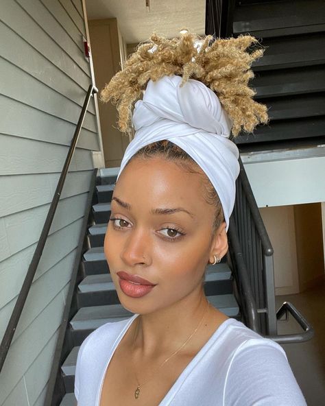 Headwrap Hairstyles, Hippie Aesthetic, Head Wrap Styles, Hair Wrap Scarf, Hair Scarf Styles, Curly Hair Styles Easy, Head Wrap Scarf, Melanin Poppin, Hair Scarf