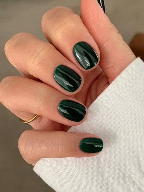 45+ Chic Emerald Green Nails for a Stylish Winter Look | Kbeauty Addiction Nails Invierno, Office Nails, Nails Inspo Aesthetic, Nails Round, Kutek Disney, Dark Green Nails, Nails Dark, Eyes Nails, Nagellack Trends