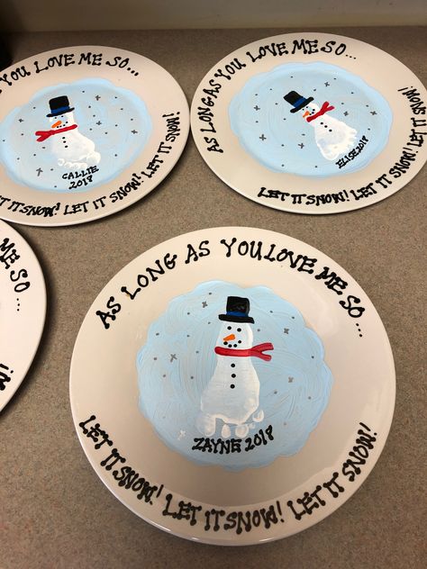 Daycare Parents Christmas Gifts, Snowman Plate Craft, Infant Daycare Christmas Gifts For Parents, Christmas Plates Diy Kids Handprint, Christmas Gifts To Parents From Toddlers, December Infant Crafts, Infant Christmas Crafts Daycare, Handprint Christmas Plate, Handprint Plate Diy