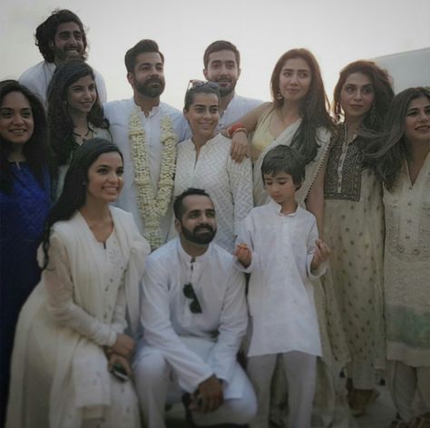 Mahira Khan with her Family! #Beautiful #Lovely #MahiraKhan #FamilyGoals #FamilyPhotos #PakistaniActresses 😍✨ Mehndi Outfit, Best Actress Award, Mahira Khan, Pakistani Celebrities, Maxi Dress Wedding, Saree Dress, Pakistani Actress, Family Goals, Best Actress