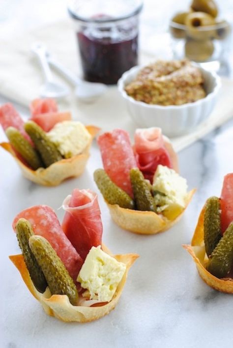 Aperitivos fáciles y originales Wonton Cups Appetizers, Horderves Appetizers, Charcuterie Party, Wonton Cups, Small Appetizers, A Charcuterie Board, Snacks Für Party, Hors D'oeuvres, Party Food Appetizers