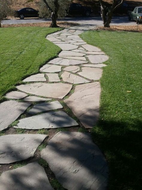 Garden Walkway Ideas, Garden Pathway Ideas, Flagstone Pathway, Pathway Ideas, Stone Garden Paths, Flagstone Walkway, Backyard Walkway, Landscaping Backyard, Walkway Landscaping