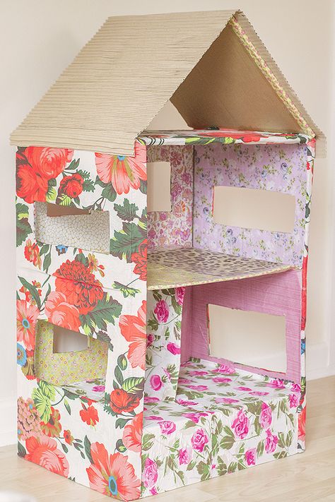 I’ve mentioned before that I love making things with cardboard boxes that would otherwise be thrown away. When we ended up with a huge one I knew I wanted to… Cardboard Box Houses, Diy Karton, Karton Design, Cardboard Dollhouse, Cardboard Design, Cardboard Box Crafts, Cardboard Toys, Diy Xmas Gifts, Diy Photo Frames