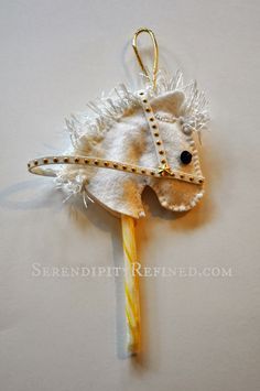 Serendipity Refined: No Sew Felt Horse Head Candy Cane Cover {Ornament Day 6} Horse Candy Cane Covers, Diy Horse Ornaments Ideas, Diy Stick Horse No Sew, Felt Horse Head, Horse Ornaments Diy, Horse Hair Christmas Ornament, Candy Cane Crafts, Horse Christmas Ornament, Candy Cane Ornament