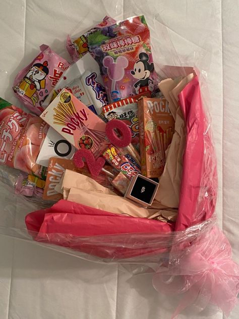 Just another photo of this snack bouquet that i made bc i just love it smMore photos on my page xx Bouquet Food Gift Ideas, Kawaii Birthday Gifts, Korean Birthday Gift Aesthetic, Bouquet Of Snacks, Korean Gifts Ideas, Big Gift Basket, Goodie Bag Ideas For Teens, Snack Basket Ideas, Snacks Bouquet