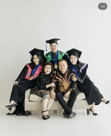 Family Portraits Graduation, Family Photoshoot Graduation, Indoor Graduation Photoshoot Ideas, Family Graduation Photoshoot, Graduation Photo Studio, Graduation Photoshoot Studio, Foto Graduation, Wisuda Photoshoot, Graduate Photoshoot