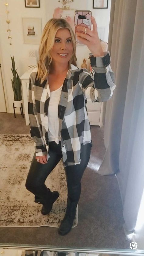 Buffalo Plaid Flannel Outfit Women, Black Plaid Shirt Outfit, Buffalo Plaid Outfit, Flannel Shirt Outfit, Plaid Shirt Outfits, Black Plaid Shirt, Xmas Photos, Black And White Flannel, Christmas Outfits Women