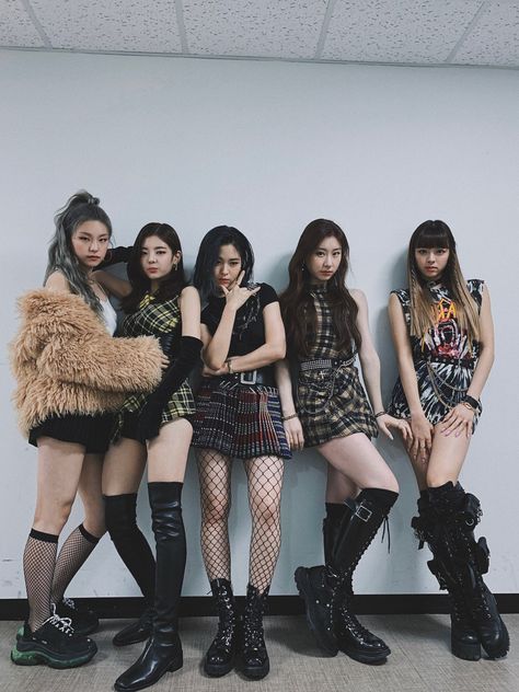 Itzy Wannabe, Rupaul, Kpop Outfits, Stage Outfits, Kpop Girl Groups, New Girl, Concert Outfit, South Korean Girls, بلاك بينك