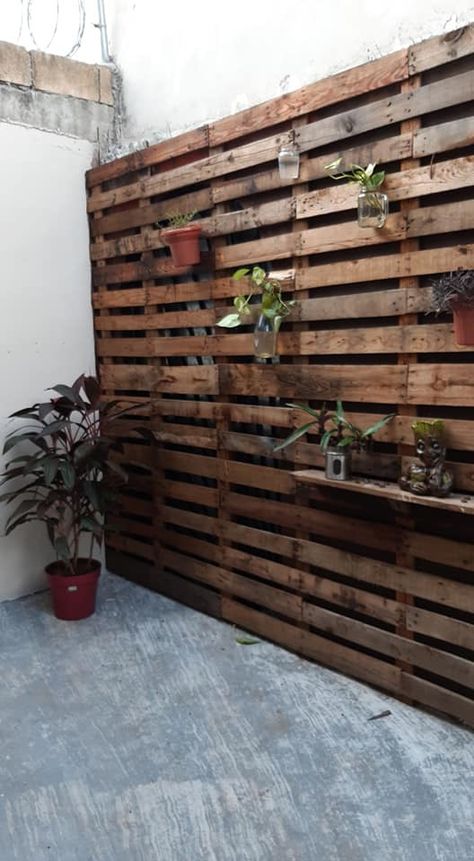 Pallet Fence Diy, Wood Pallet Fence, Luxury Balcony, Small Patio Design, Apartment Simple, Palette Wall, Apartment Christmas, Patio Privacy, Apartment Luxury