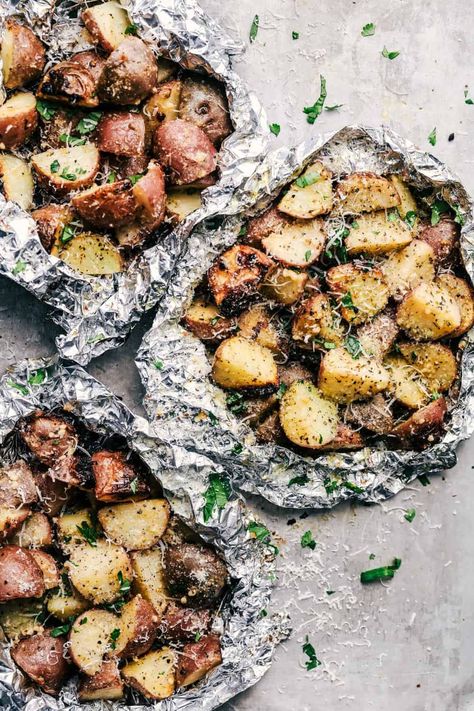 Parmesan Garlic Potato Foil Packets are potatoes that get cooked to tender perfection and have the best parmesan garlic flavor!  These make an amazing side dish to any meal! Roasted Potatoes On Grill, Potato Foil Packets, Grilled Foil Packets, Bbq Pork Tenderloin, Foil Packet Potatoes, Garlic Parmesan Potatoes, Foil Pack Dinners, Foil Pack Meals, Foil Packet Meals