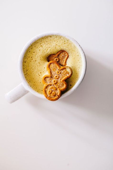 Two Holiday Blender Lattes : Turmeric Gingerbread Latte & Peppermint Matcha Latte! Both are dairy-free and sweetened naturally. #drinks #holiday #brewinghappiness | Brewing Happiness Peppermint Matcha, Gingerbread Latte, Turmeric Latte, Vegan Drinks, Chocolate Caliente, Mince Pies, Matcha Latte, Healthy Nutrition, Tea Recipes