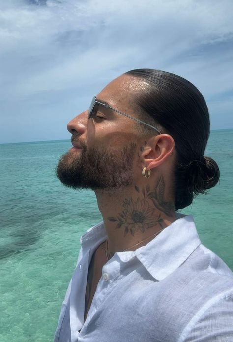 Maluma 🔥💜 Maluma Haircut, Man Bun Hairstyles, Couples Christmas, Ariana Grande Photoshoot, Mens Haircuts Fade, Man Bun, Don Juan, Latin Music, Team Blue