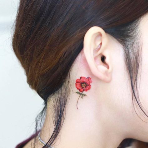 Small Flower Tattoos For Women, Red Poppy Tattoo, Small Nature Tattoo, Poppy Flower Tattoo, Behind Ear Tattoos, Tattoo Behind Ear, Poppy Tattoo, Traditional Tattoo Flowers, Poppies Tattoo