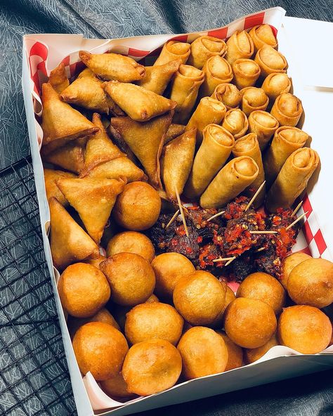 Small chops in Abuja 😍 Content: 20 samosa 20 springrolls 10 beef 20 puff puff #smallchops #abujasmallchops #smallchopsvendor #omohblizconfectionery Small Chops Package In Nigeria, Puff Pastry Designs, Nigerian Snacks, Birthday Picnics, Puff Pastry Snacks, Small Chops, Nigeria Food, Food Snap, Birthday Plans