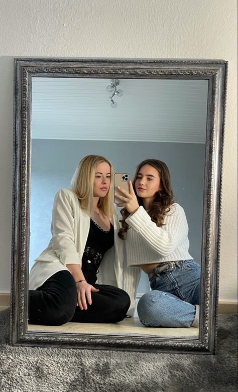 At home photoshooting, best friends, mirror picture, selfie Spiegel Selfie, Home Mirror, Mirror Pictures, Mirror Picture, Girls Mirror, Best Friend Photoshoot, Best Friends Shoot, Best Friend Photos, Mirror Photo