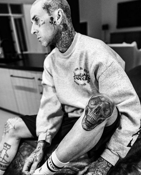 Travis Barker Tattoos, Supreme Wallpaper, Travis Barker, Blink 182, Kourtney Kardashian, Graphic Sweatshirt, Tattoos, Sweatshirts