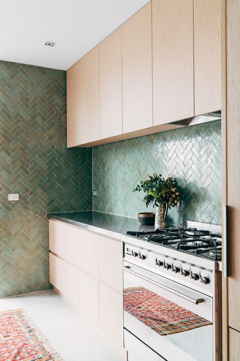 Green Tiles, Artisan Tiles, Kitchen Wall Tiles, Kitchen Tile, Apartment Kitchen, Trendy Kitchen, Green Kitchen, Kitchen Remodel Idea, Kitchen Tiles