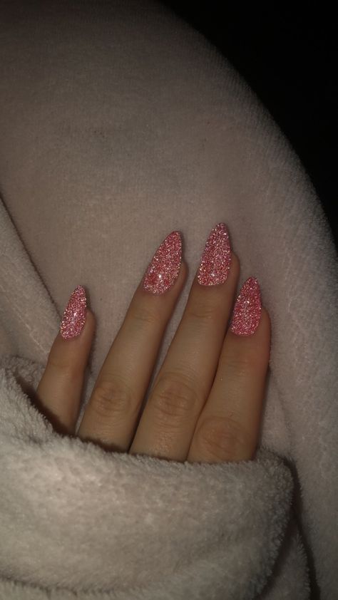 Pink Reflective Nails, Flash Effect Nails, Sparkle Birthday Nails, Pink Almond Nails With Glitter, Nails Badem, Flash Nails Design, Hot Pink And Glitter Nails, Pink Glitter Almond Nails, Crazy Pink Nails