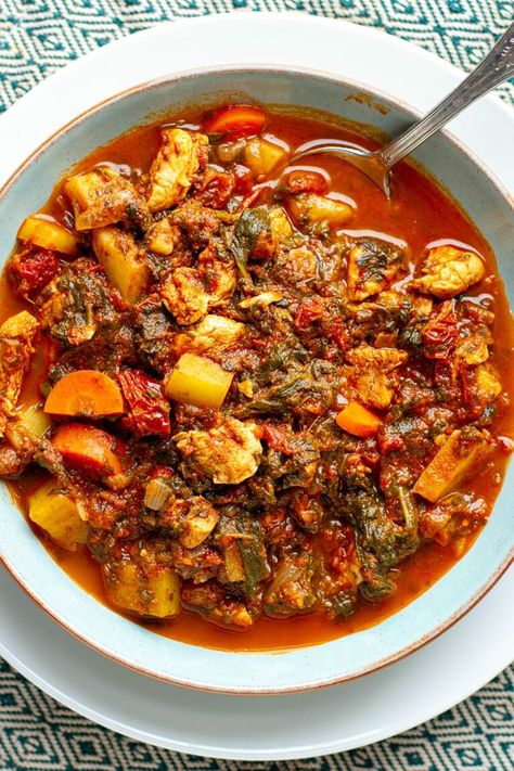 This Moroccan Chicken Stew recipe is a warm, comforting and flavourful dish made with tender chicken, spinach, sun-dried tomatoes, and raisins. It is a delicious blend of spices and ingredients that come together to create a unique and delicious taste. Romertopf Recipes, Moroccan Chicken Stew, Moroccan Chicken Recipe, Cooking Goals, Lamb Casserole, Moroccan Stew, Chicken Stew Recipe, Recipes Mediterranean, Moroccan Recipes