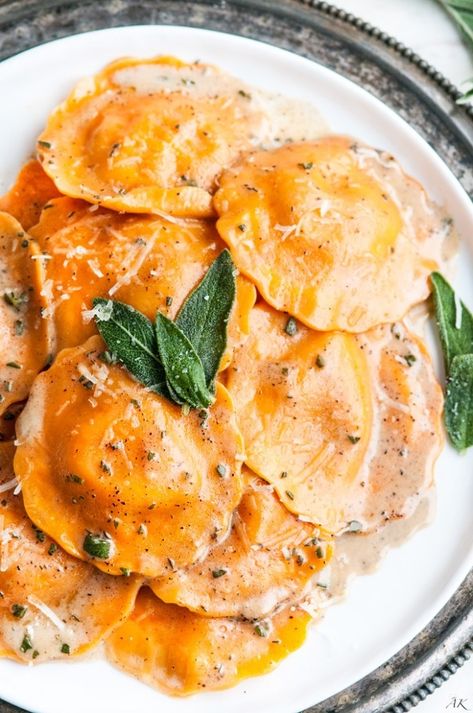 Recipes you'll actually want to make Sage Ravioli, Butter Squash Recipe, Sage Brown Butter Sauce, Sage Brown Butter, Ravioli Sauce, Squash Ravioli, Resep Pasta, Brown Butter Sauce, Butternut Squash Ravioli